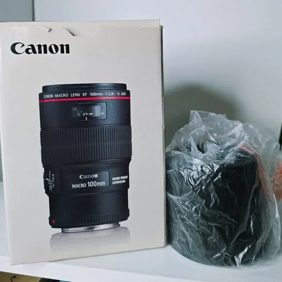 Canon EF 100mm  f/2.8L Macro IS USM Lens with Lens case & Lens hood - Picture 11 of 11